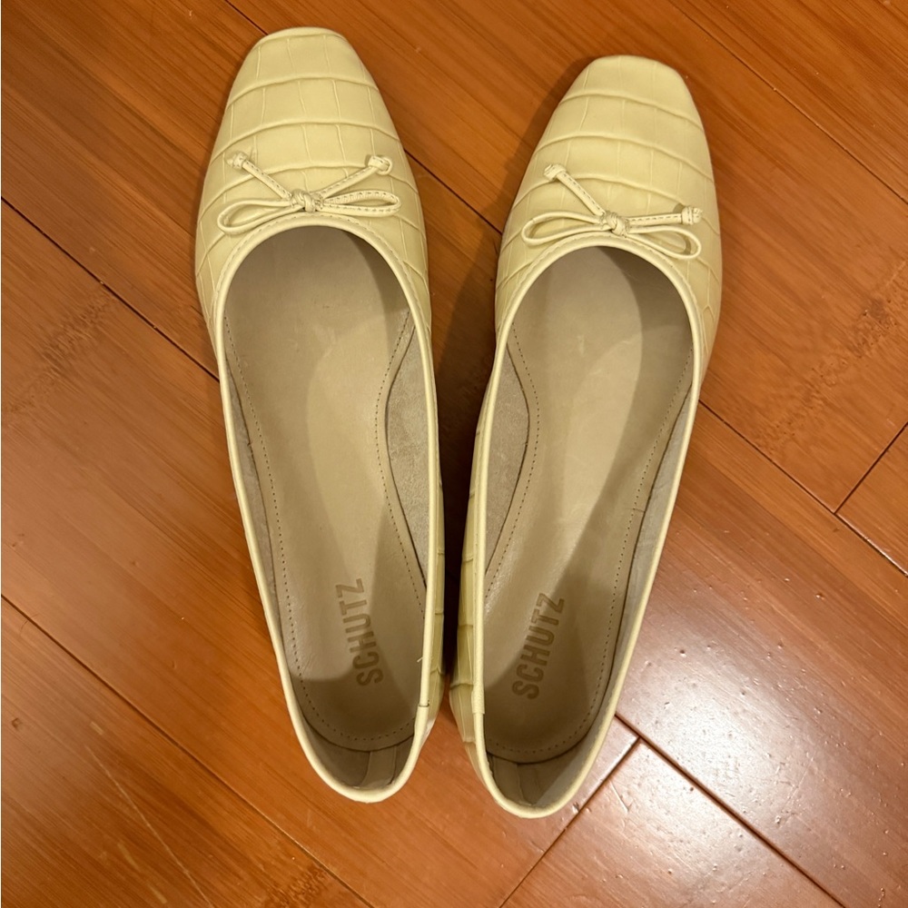 SCHUTZ Cream Flats with Bow Detail